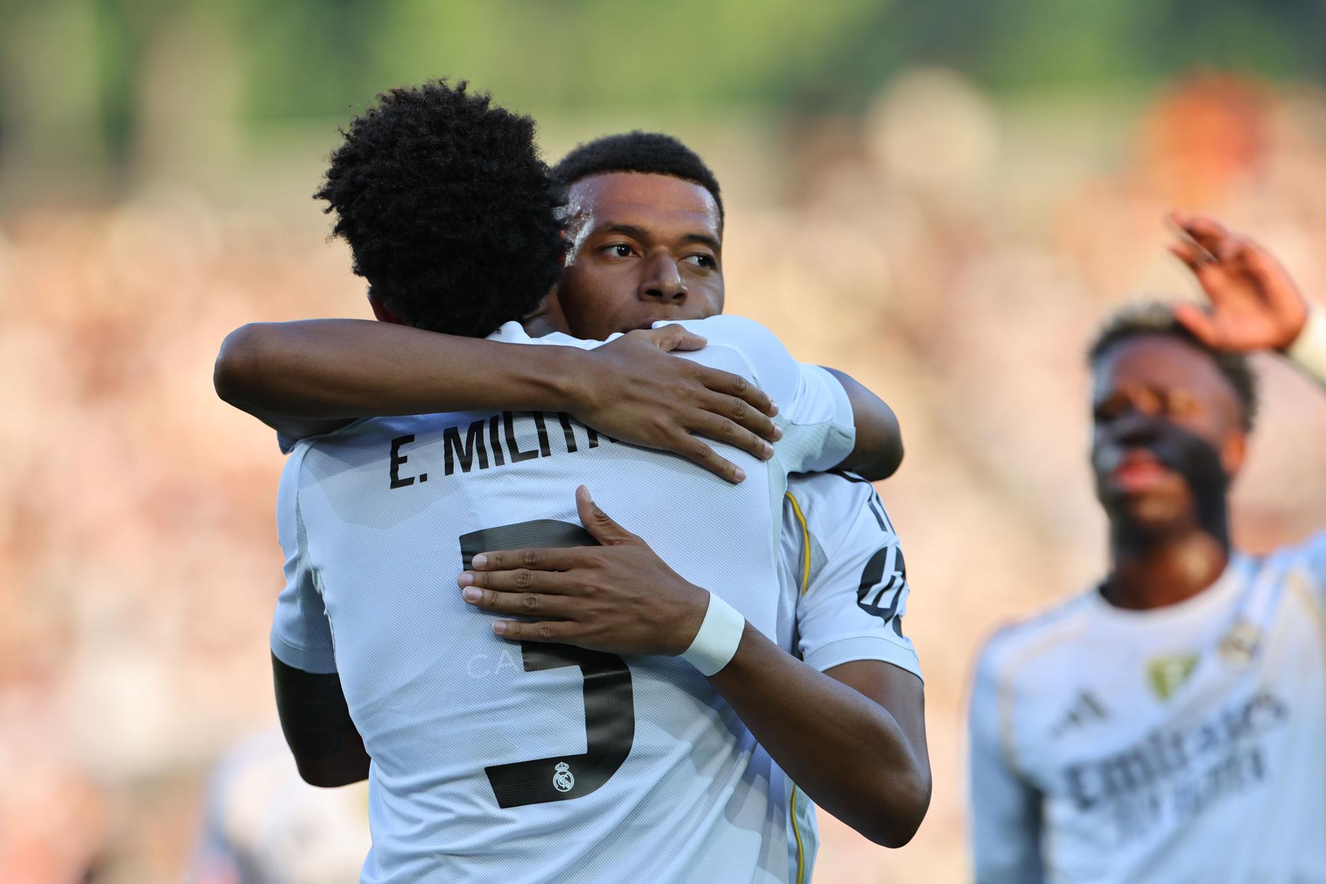 Eder Militao, del Real Madrid (izquierda), celebra con Kylian Mbappé, del Real Madrid (derecha), tras marcar el gol del 0-1 durante un partido amistoso entre el WSG Tirol y el Real Madrid, en Innsbruck, Austria, el 12 de agosto de 2025. (Fútbol, Amistoso). EFE/EPA/ANNA SZILAGYI 