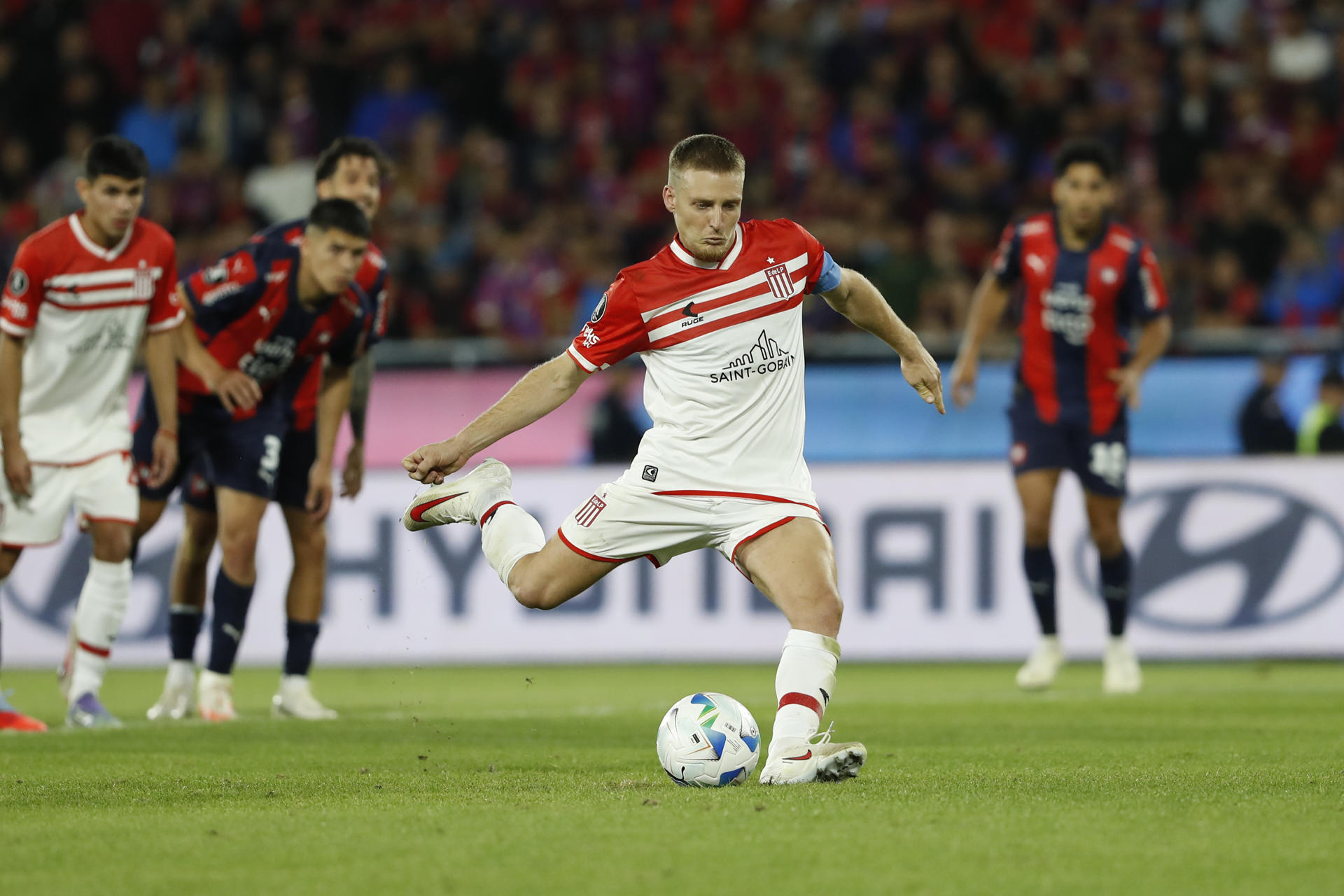 Santiago Ascacibar de Estudiantes patea un penalti durante un partido de octavos de final de la Copa Libertadores. EFE/ Juan Pablo Pino
