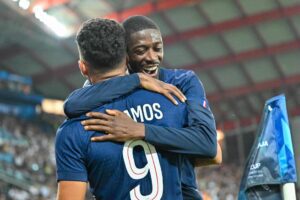 Goncalo Ramos (izquierda), del París Saint-Germain, celebra con Ousmane Dembélé tras marcar el 2-2 durante la final de la Supercopa de la UEFA 2025 entre el París Saint-Germain y el Tottenham Hotspur en Udine, Italia, el 13 de agosto de 2025.(Italia) EFE/EPA/Alessio Marini