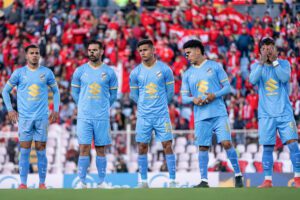 Jugadores de Bolívar reaccionan previo a un partido de octavos de final de la Copa Sudamericana . EFE/ Paloma Del Solar