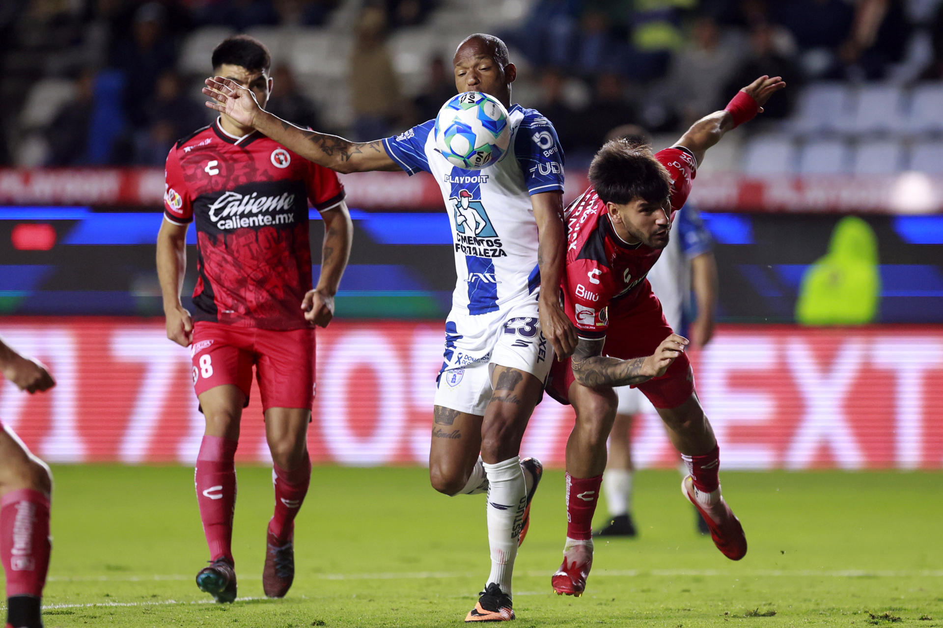 Luis Quiñones (i) de Pachuca disputa el balón con Jesús Alejandro Gómez (d) de Tijuana este sábado, en un partido del torneo apertura 2025 de la Liga MX entre Pachuca y Tijuana en el Estadio Hidalgo, en Pachuca (México). EFE/ David Martínez Pelcastre 