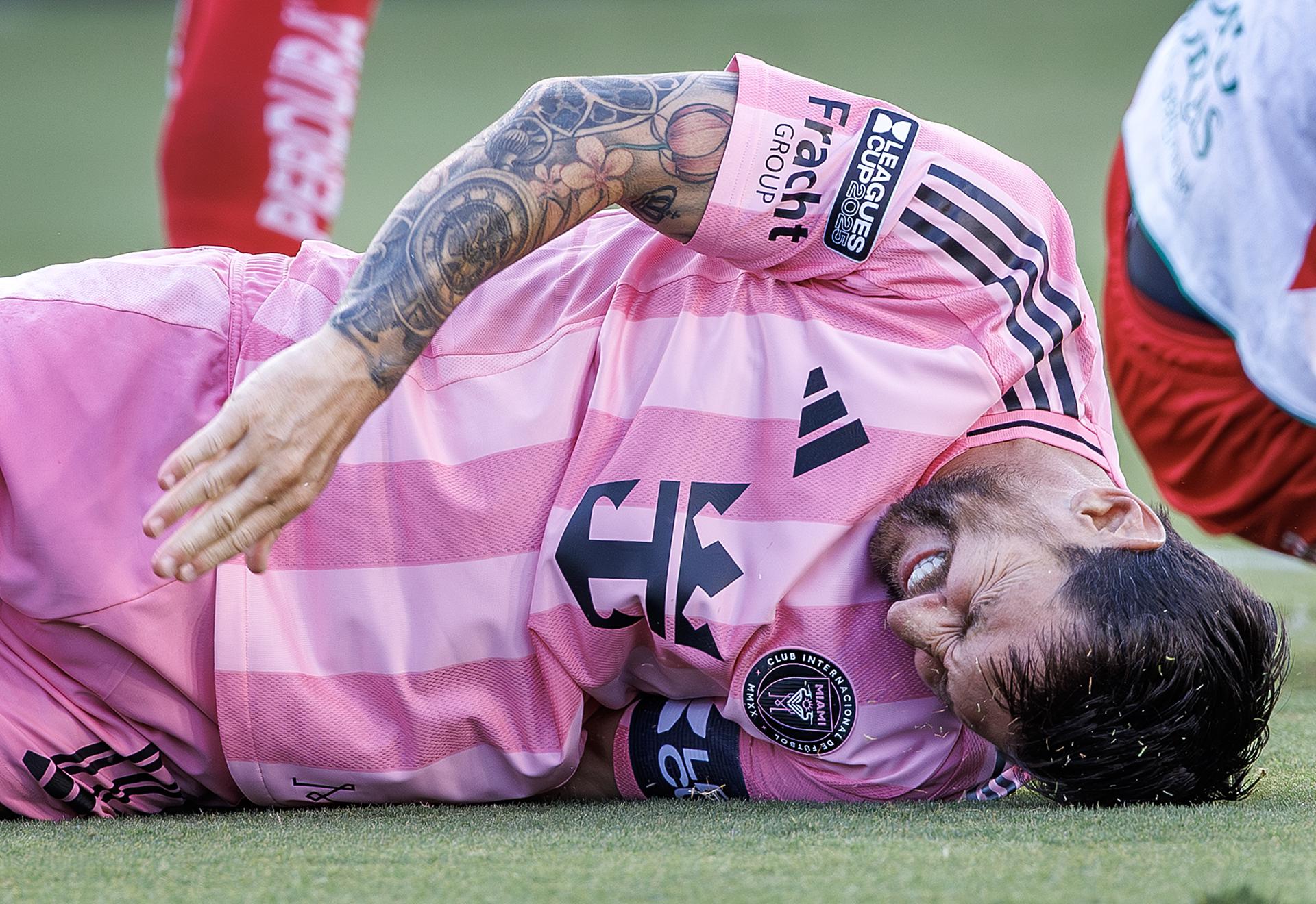 Argentino Messi abandona por lesión partido con Necaxa