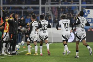 Jugadores de Atlético Mineiro celebran un gol este jueves, en un partido de los octavos de final de la Copa Sudamericana. EFE/ Ramiro Gómez