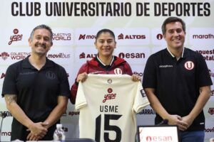 El administrador de Universitario, Franco Velazco (i), la delantera Catalina Usme (c), y el jefe polideportivo de Universitario, Fabrizio Acerbi, posan durante una rueda de prensa en Lima (Perú). EFE/Paolo Aguilar