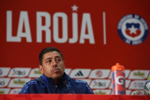 El seleccionador interino de Chile, Nicolás Córdova anunció una nómina de 28 jugadores para enfrentar a Brasil y Uruguay en septiembre. EFE/Elvis González