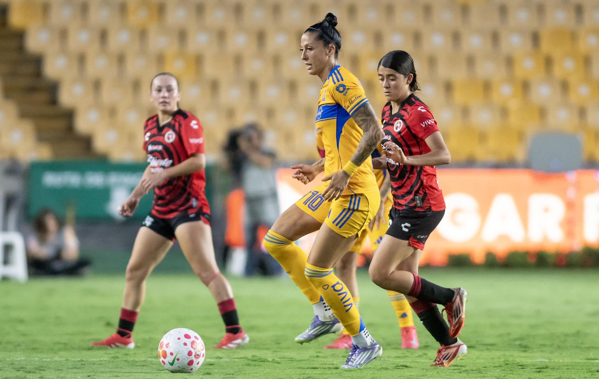 Jennifer Hermoso (i) de Tigres disputa el balón con Daniela Curiel (d) de Tijuana este martes, durante un partido correspondiente a la jornada 6 del Torneo Apertura 2025 de la Liga Femenil MX celebrado en el Estadio Universitario de la ciudad de Monterrey (México). EFE/Miguel Sierra