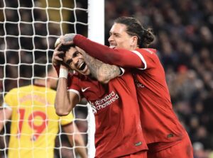 Luis Díaz (izquierda) y Darwin Núñez, del Liverpool, celebran durante el partido de la Premier League inglesa entre el Liverpool y el Sheffield United en Liverpool, Reino Unido, el 4 de abril de 2024. Foto de archivo de: PETER POWELL/EFE/EPA