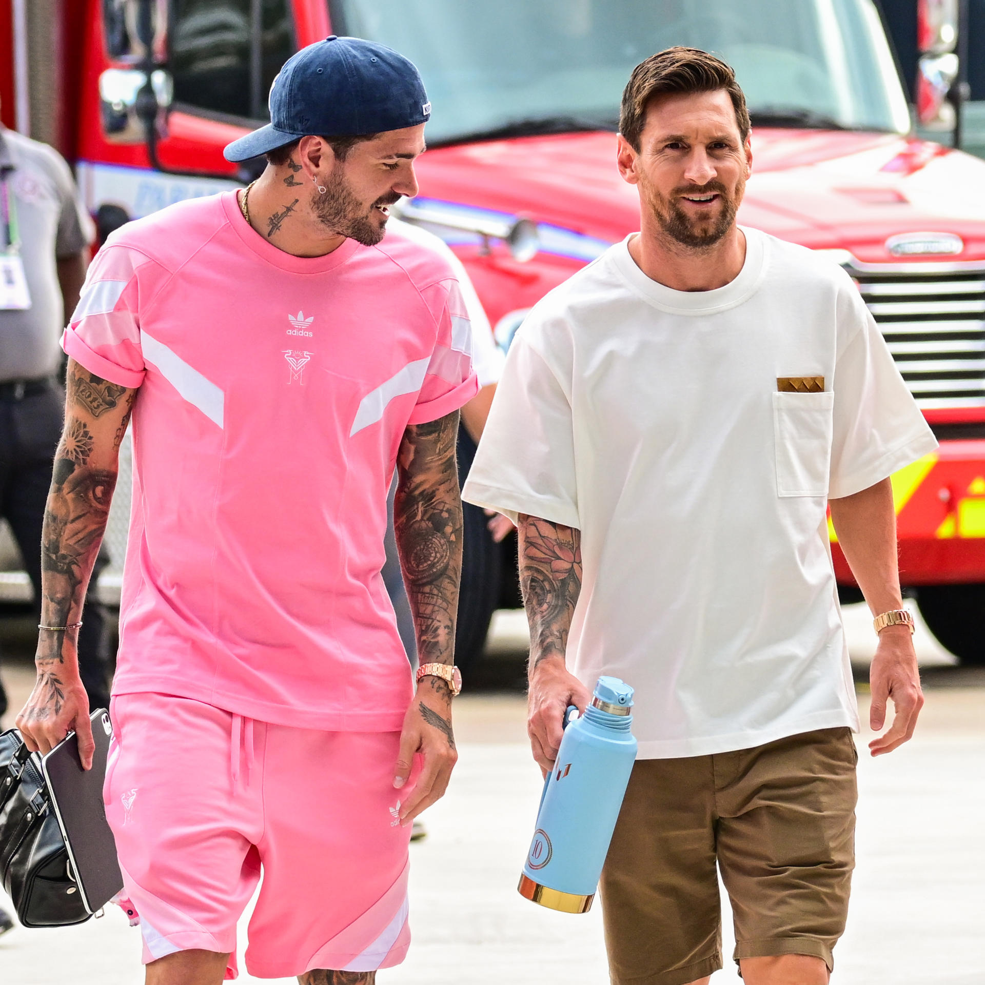 El argentino Lionel Messi (d), del Inter Miami CF, camina junto a Rodrigo de Paul el pasado miércoles, a su llegada al estadio para enfrentar a Tigres en un partido de cuartos de final de la Leagues Cup en el estadio Chase en Fort Lauderdale (EE. UU.). EFE/ Giorgio Viera 