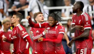 Rio Ngumoha celebra el tercer gol durante el partido de la Premier League que han jugado Newcastle United y Liverpool FC, en Newcastle, Reino Unido. EFE/EPA/ADAM VAUGHAN