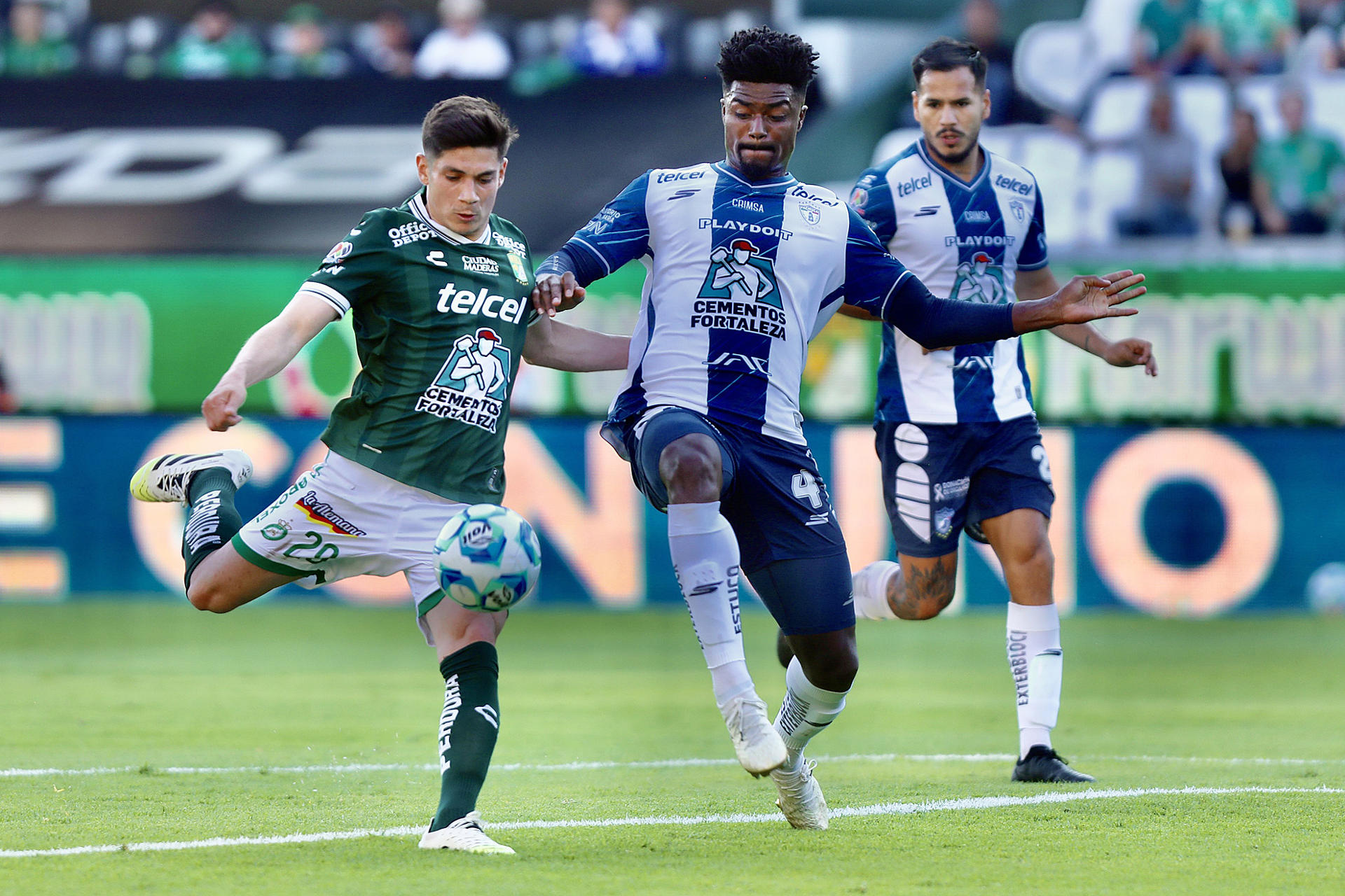 El panameño Díaz salva a León