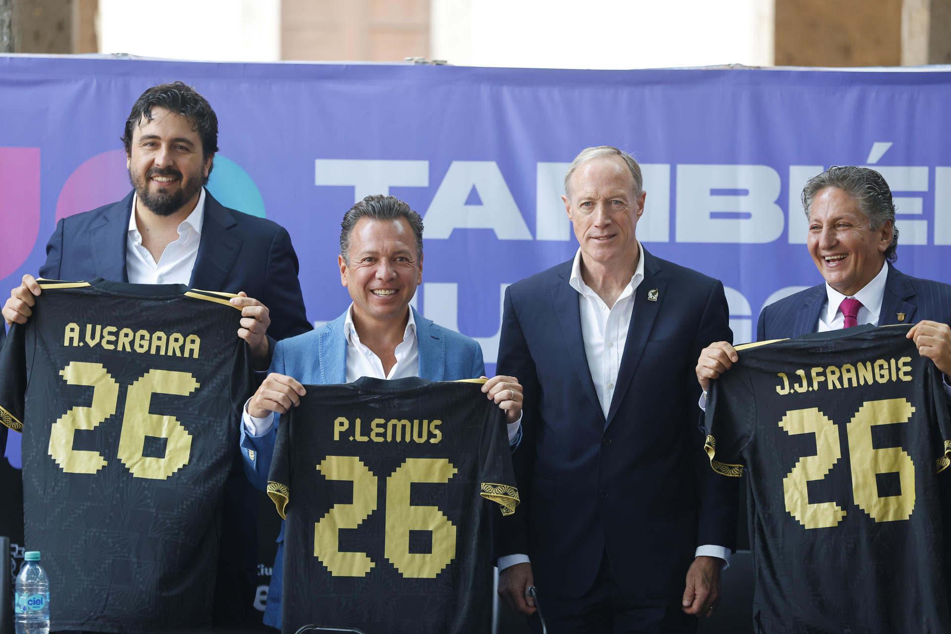 Fotografía que muestra, de izquierda a derecha, al presidente del Deportivo Guadalajara, Amaury Vergara; el gobernador de Jalisco, Pablo Lemus; el presidente ejecutivo de la Federación Mexicana de Fútbol (FMF), Ivar Sisniega, y el Alcalde de Zapopan, Juan José Frangie, posando durante una rueda de prensa este martes, en la ciudad de Guadalajara, Jalisco (México). EFE/ Francisco Guasco 