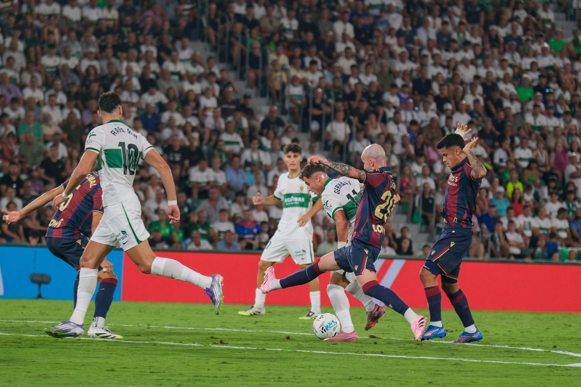 El centrocampista del Elche Germán Valera (3d) lucha con Oriol Rey (2d), del Levante, durante el partido de la tercera jornada de LaLiga que Elche CF y Levante UD disputan este viernes en el estadio Martínez Valero. EFE/ Pablo Miranzo. 