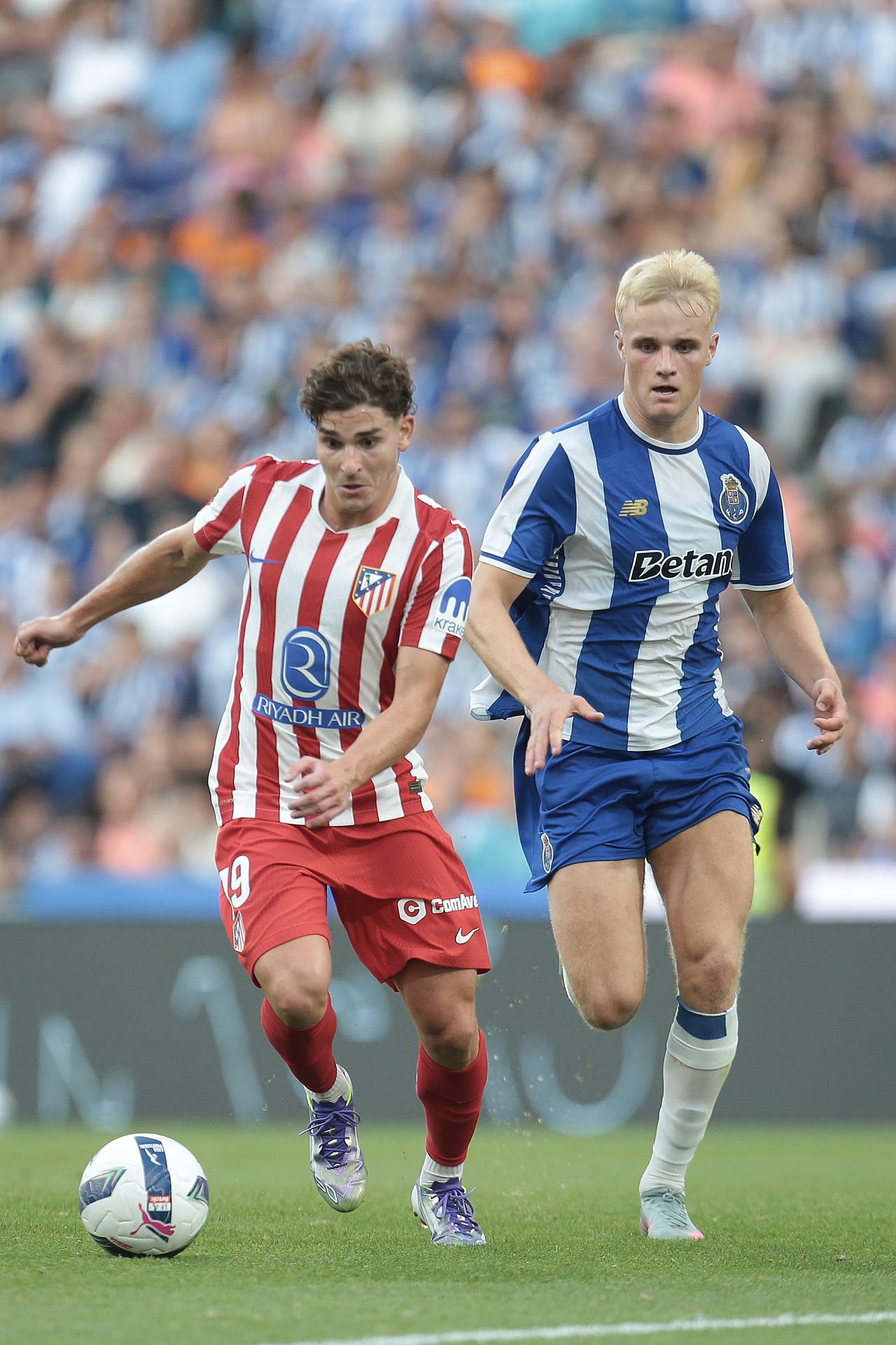 Victor Froholdt (d) y Julián Álvarez. EFE/EPA/MANUEL FERNANDO ARAUJO 