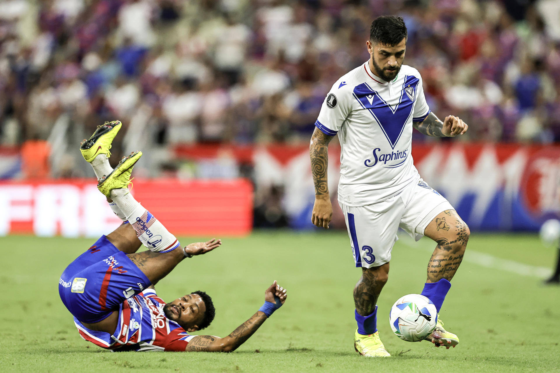 Marinho (i) de Fortaleza disputa el balón con Jose Gomez de Vélez durante un partido de los octavos de final de la Copa Libertadores. EFE/ Jarbas Oliveira 