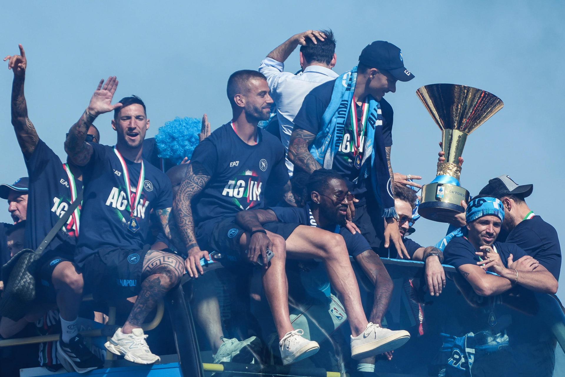 Fotografia de Cesare Abbate en la que puede verse una foto de archivo del 26 de mayo de 2025 de los jugadores del Nápoles saludando a los aficionados desde lo alto de un autobús durante el desfile de la victoria del equipo en Nápoles, Italia, el 26 de mayo de 2025. El Nápoles se aseguró el cuarto título de la Serie A. 