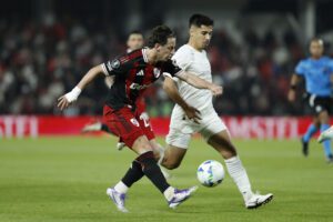 Matías Galarza (d) de River disputa el balón con Néstor Giménez de Libertad durante un partido de octavos de final de la Copa Libertadores. EFE/ Juan Pablo Pino