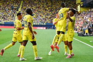 El centrocampista canadiense del Villarreal Tachon Buchanan (d) celebra el segundo gol de su equipo durante el partido de LaLiga entre el Villarreal y el Girona, en el estadio de la Cerámica. EFE/ Andreu Esteban