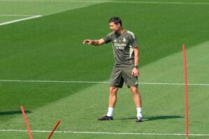 El entrenador del Real Madrid, Xabi Alonso, durante un entrenamiento el pasado 23 de agosto. EFE/Borja Sánchez-Trillo