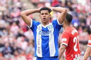 El defensa uruguayo Santiago Mouriño (i) durante un partido de la pasada Liga entre el Girona y el Deportivo Alavés. EFE/ Siu Wu