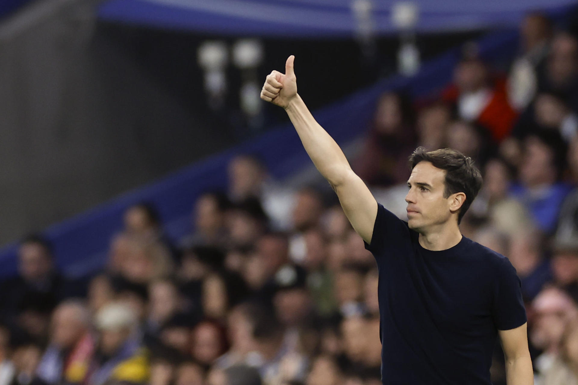 Fotografía de Javier Lizón, en la que puede verse en una imagen de archivo del 9 de marzo de 2025 al entrenador del Rayo Vallecano, Íñigo Pérez, durante un partido. EFE 