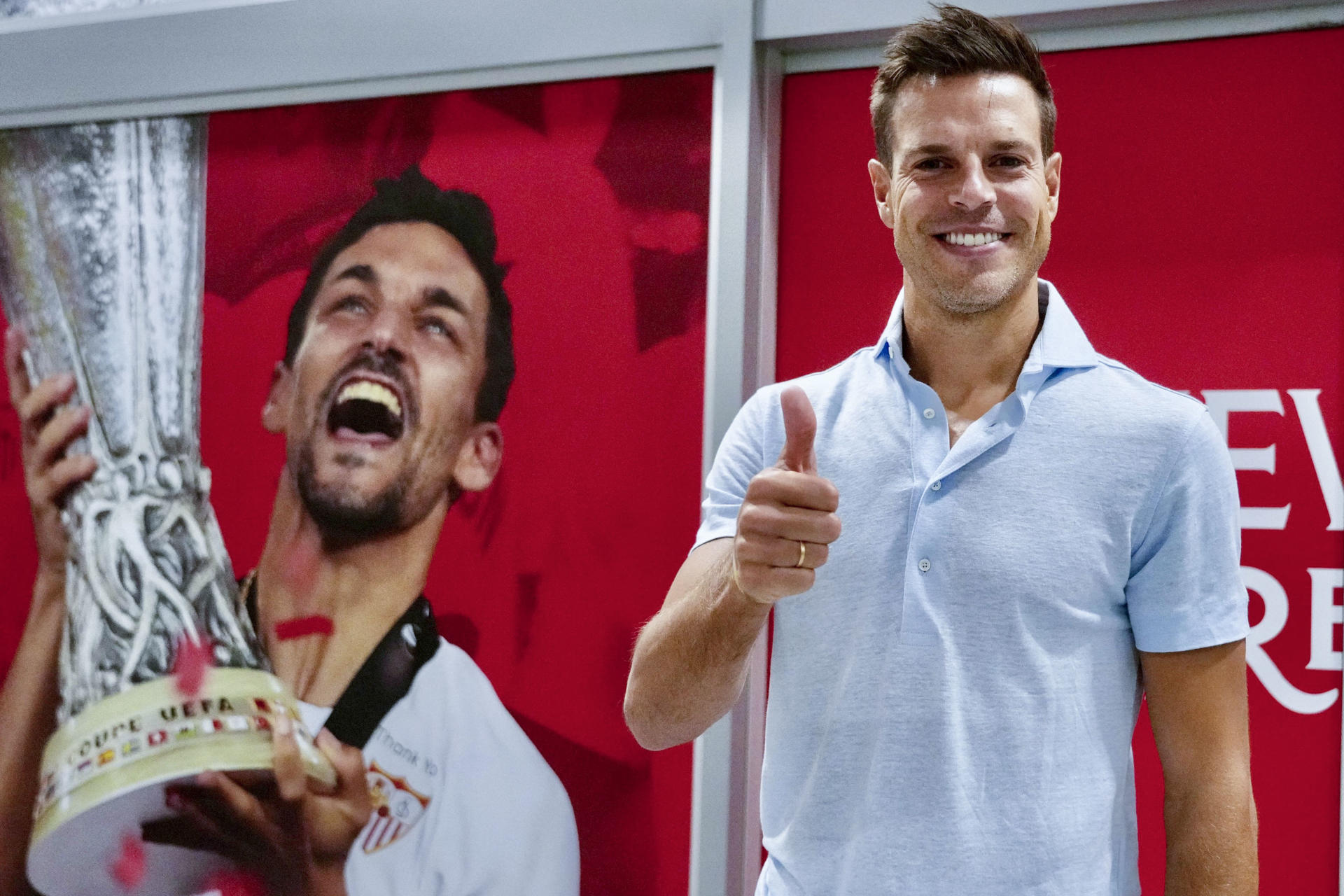 El defensor internacional César Azpilicueta ha llegado este viernes a la capital andaluza para pasar el reconocimiento médico previo a su fichaje como agente libre por el Sevilla, con el que se comprometerá por una temporada con opción a una segunda. EFE/ David Arjona 