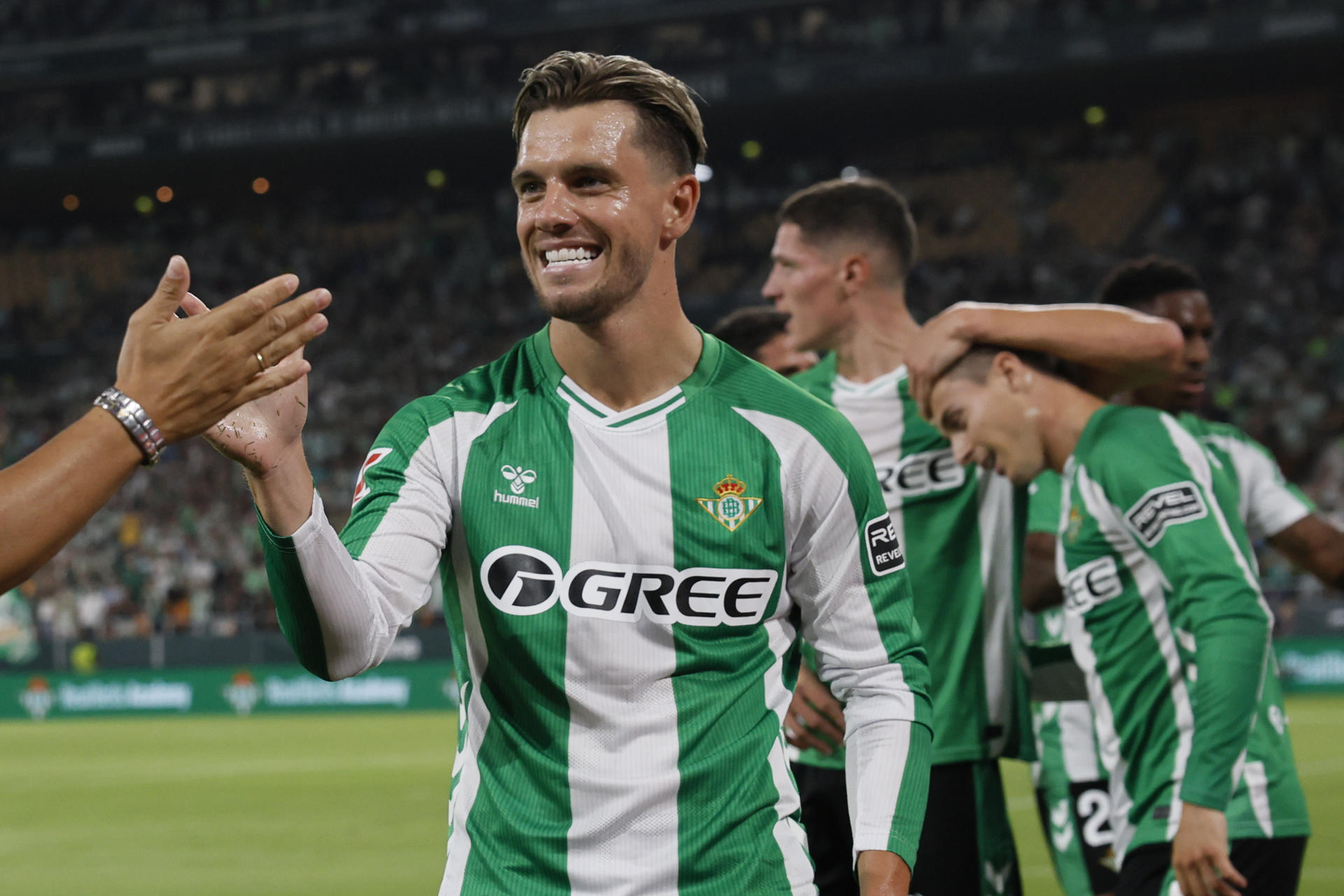 El Betis inicia su ‘exilio’ con triunfo gracias al argentino Lo Celso