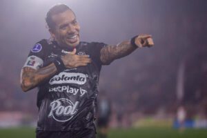 El goleador colombiano de 39 años Dayro Moreno celebra el 20 de agosto los dos goles a que aportó a la clasificación de Once Caldas a expensas de Huracán en el estadio bonaerense Tomás Adolfo Ducó. EFE/ Juan Ignacio Roncoroni
