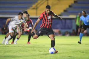 Ángel Valencia, de Sporting San Miguelito, patea un penalti en partido de la Copa Centroamericana ante el Diriangén. EFE/Bienvenido Velasco