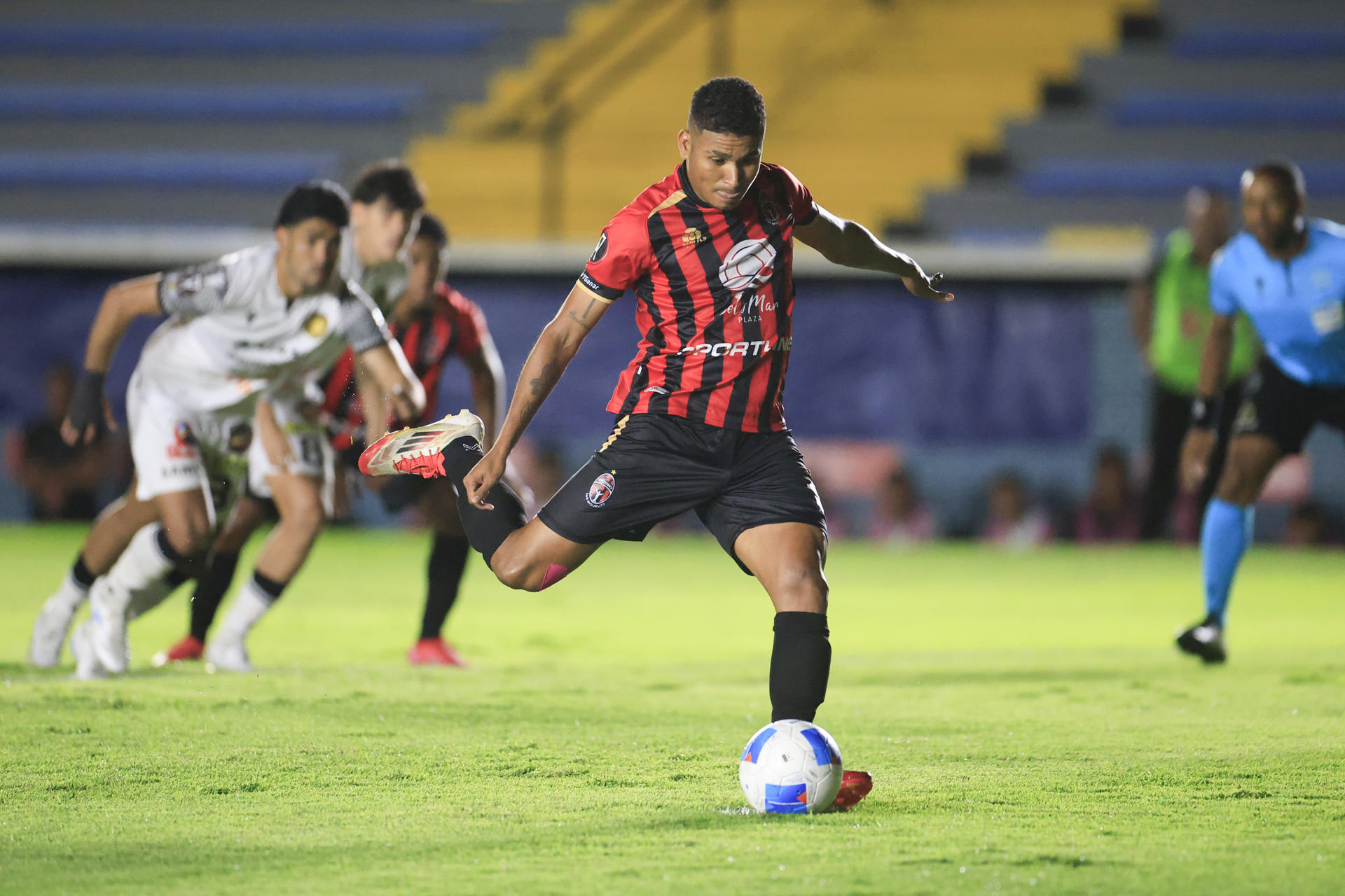Ángel Valencia, de Sporting San Miguelito, patea un penalti en partido de la Copa Centroamericana ante el Diriangén. EFE/Bienvenido Velasco 