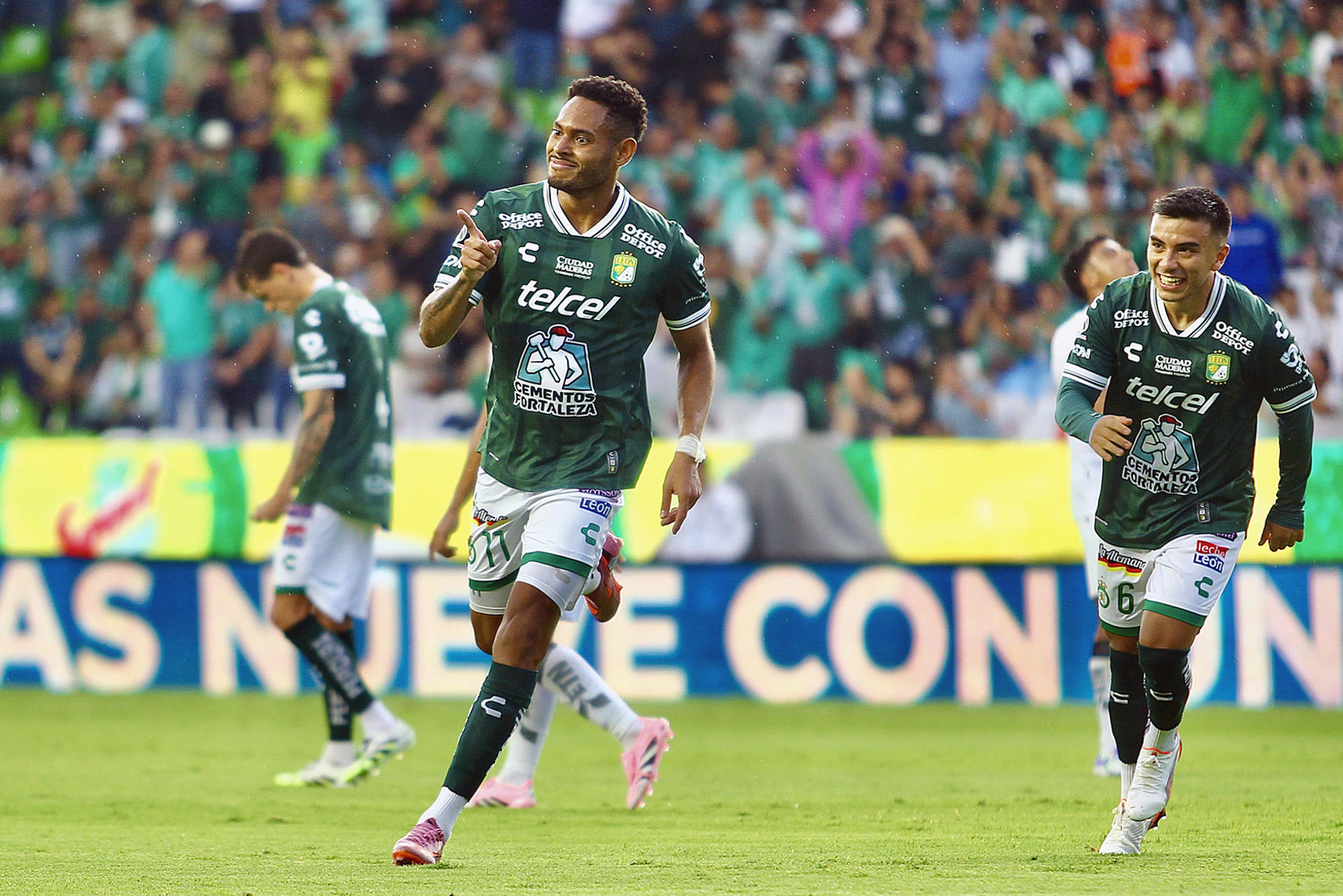 El panameño Ismael Díaz marca doblete en la goleada del León