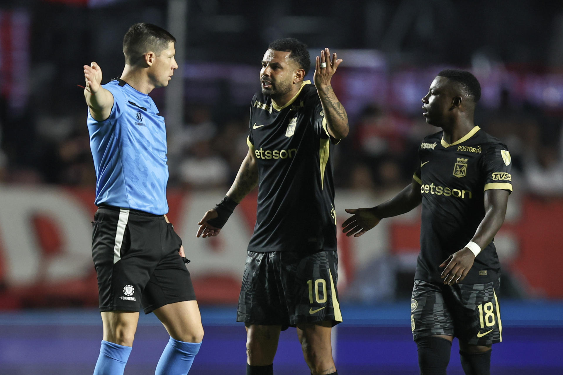 Edwin Cardona (c), de Atlético Nacional, reclama tras recibir tarjeta roja este martes en el partido de los octavos de final de la Copa Libertadores ante Sao Paulo en el estadio Morumbí. EFE/ Isaac Fontana 