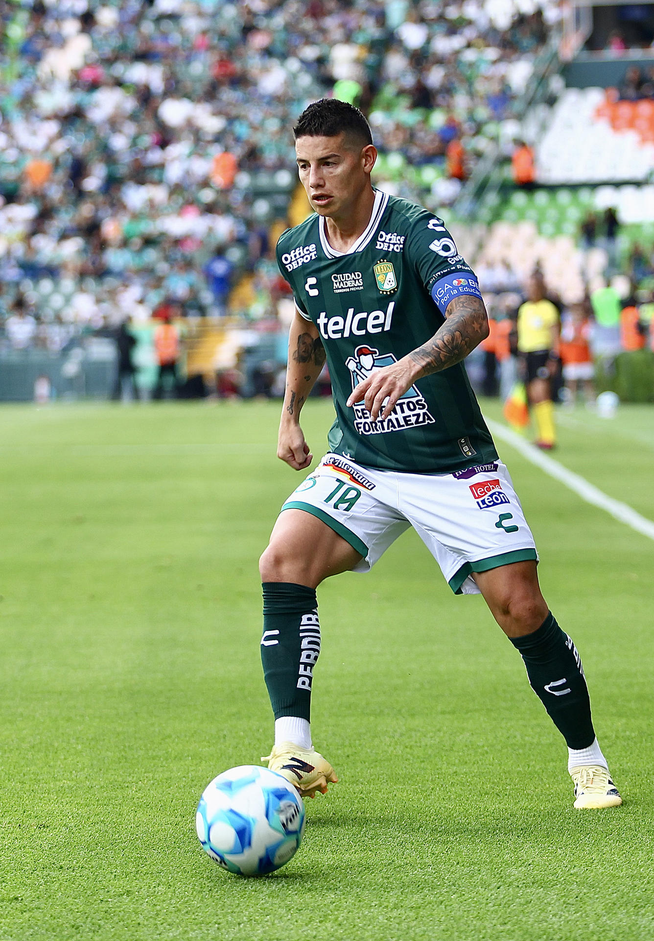James Rodríguez, del León, controla el balón este sábado durante un partido por la jornada 7 del Torneo Apertura 2025 de la Liga MX ante el Querétaro. EFE/ Luis Ramírez