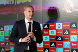 El extremo argentino Franco Mastantuono, tras su presentación como nuevo jugador del Real Madrid este jueves en Valdebebas. EFE/ Chema Moya