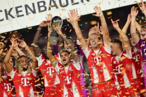Los jugadores del Bayern de Múnich celebran su victoria en la Supercopa de Alemania. EFE/EPA/ANNA SZILAGYI CONDITIONS - ATTENTION: The DFL regulations prohibit any use of photographs as image sequences and/or quasi-video.