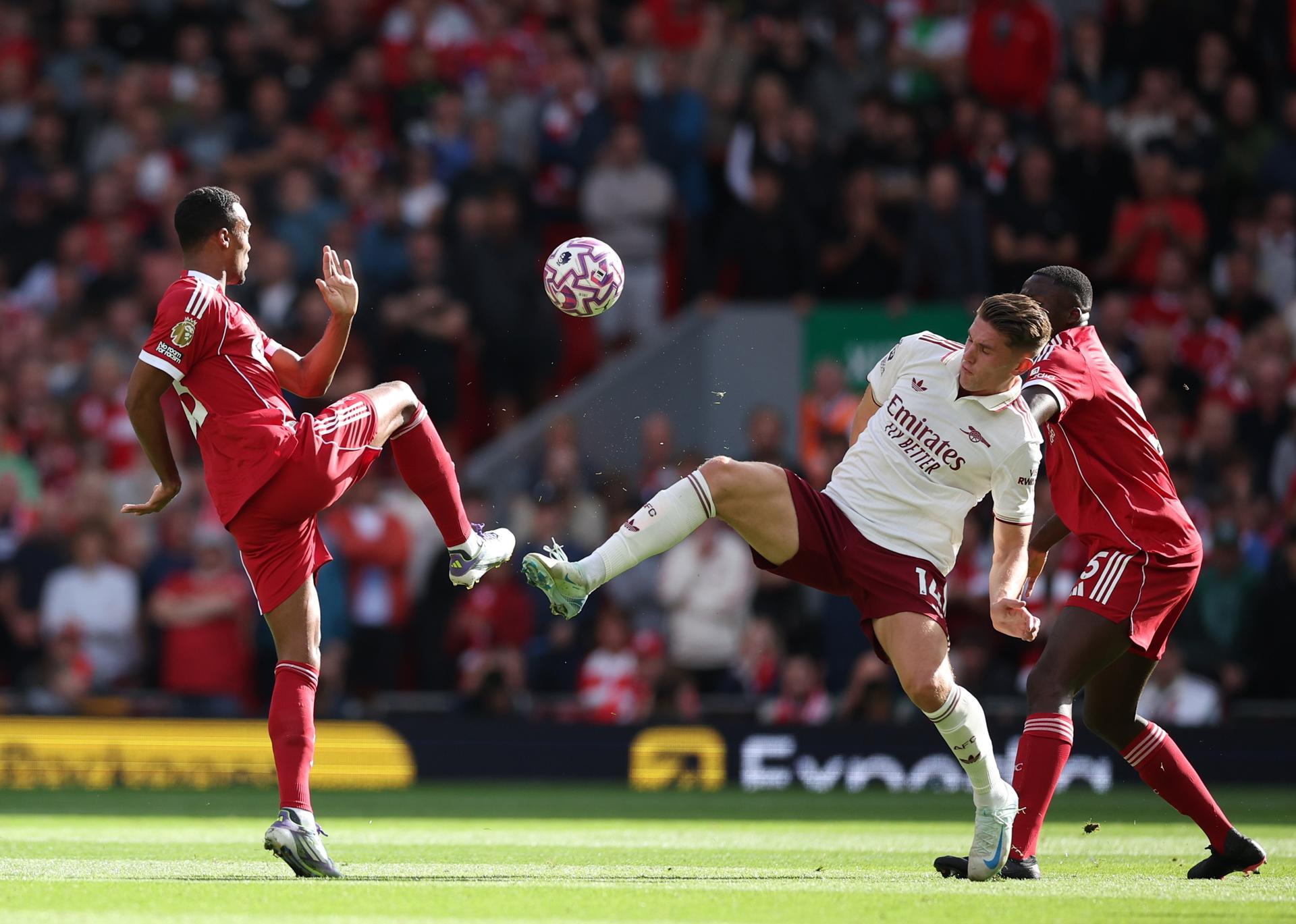 Gravenberch y Gyokeres pugnan por un balón. EFE/EPA/ADAM VAUGHAN. 