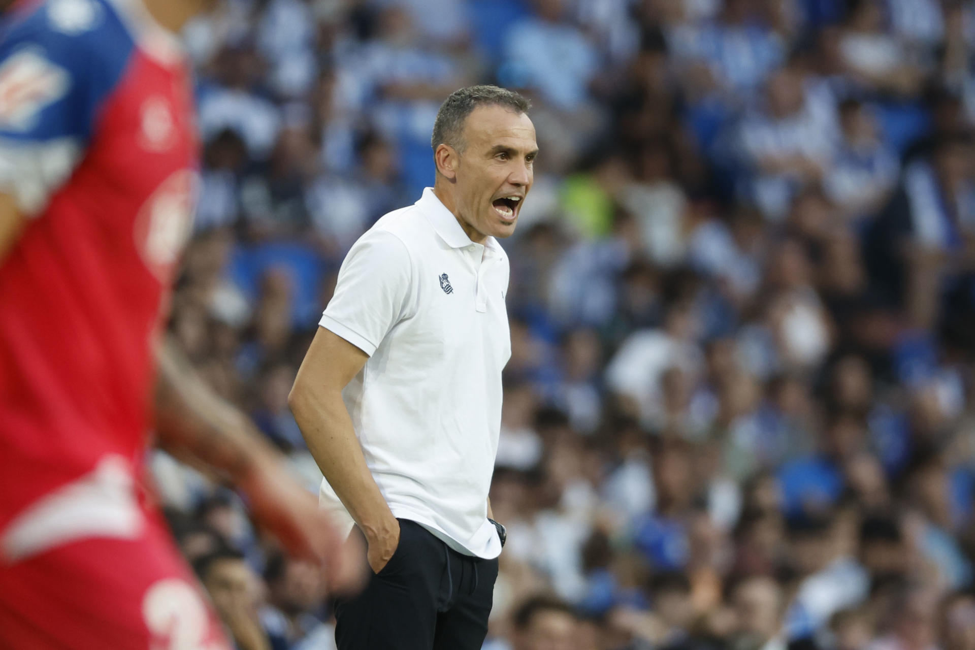 El entrenador de la Real Sociedad, Sergio Francisco, durante el partido de LaLiga de fútbol que Real Sociedad y RCD Espanyol disputaron en el Reale Arena, en San Sebastián. EFE/Javier Etxezarreta 