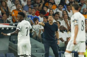 El entrenador del Real Madrid, Xabi Alonso, durante el partido de la primera jornada de LaLiga que Real Madrid y Atlético Osasuna disputaron en el estadio Santiago Bernabéu. EFE/Mariscal