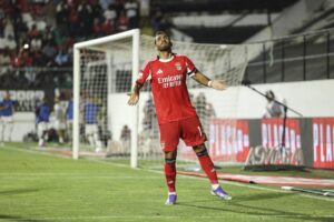 alt Pavlidis lleva al Benfica de Mourinho a dieciseisavos de final