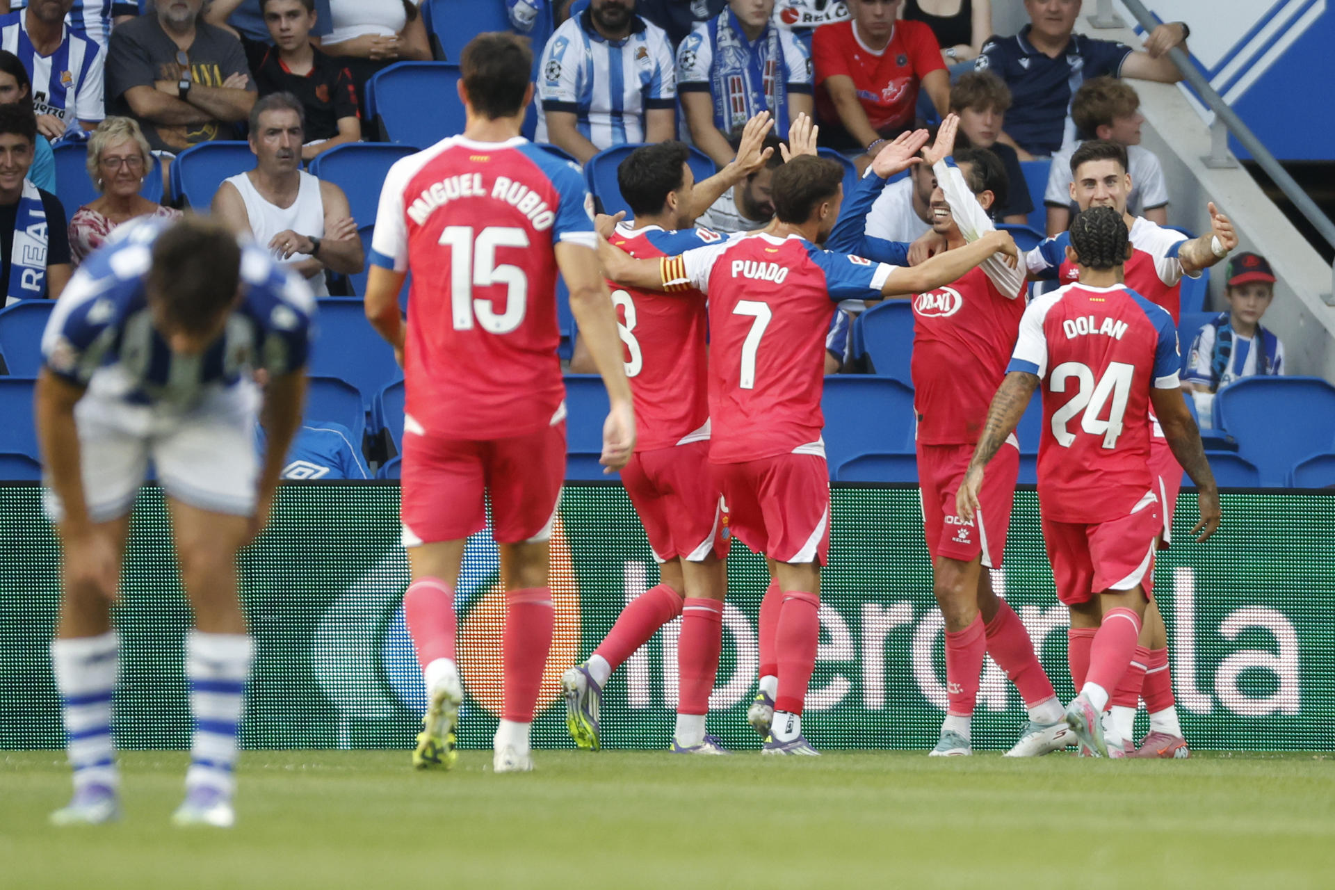 Los jugadores del Espanyol celebran tras marcar ante la Real, durante el partido de LaLiga de fútbol que Real Sociedad y RCD Espanyol disputaron en el Reale Arena, en San Sebastián. EFE/Javier Etxezarreta 