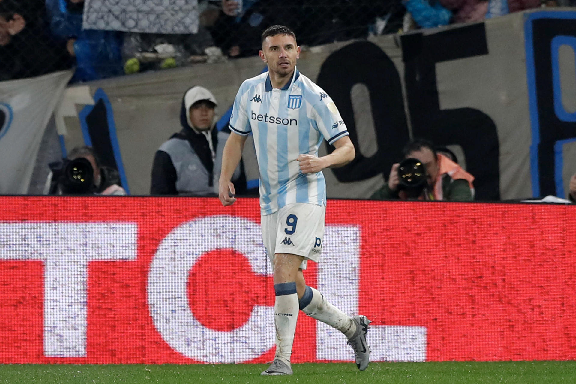 Racing con doblete del argentino Martinez vence a Peñarol y se cita con Vélez