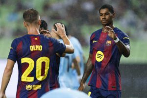 El jugador del Barcelona Marcus Rashford (d) celebra con su compañero Dani Olomo tras anotar un gol durante el partido amistoso que su equipo ha disputado frente al Daegu coreano, el tercer partido de la pretemporada del equipo azulgrana, este lunes en Seúl. EFE/ Jeon Heon-kyun