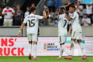 Kylian Mbappé, del Real Madrid (derecha), celebra con sus compañeros tras marcar el 0-3 durante un partido amistoso entre el WSG Tirol y el Real Madrid, en Innsbruck, Austria, el 12 de agosto de 2025. (Fútbol, Amistoso)EFE/EPA/ANNA SZILAGYI