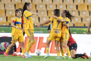 Jugadoras de Tigres celebran un gol contra Tijuana este martes, durante un partido correspondiente a la jornada 6 del Torneo Apertura 2025 de la Liga Femenil MX celebrado en el Estadio Universitario de la ciudad de Monterrey (México). EFE/Miguel Sierra
