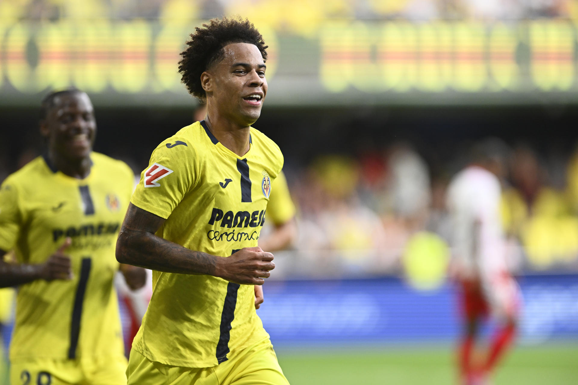 El centrocampista canadiense del Villarreal Tachon Buchanan celebra el segundo gol de su equipo durante el partido de LaLiga entre el Villarreal y el Girona, este domingo en el estadio de la Cerámica. EFE/ Andreu Esteban 