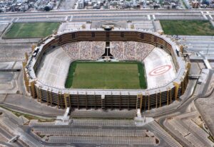 Fotografia de archivo del Estadio Monumental de Lima, casa del Universitario de Deportes, que este lunes ha sido escogido por la Conmebol para acoger la final de la Copa Libertadores de 2025, como ya ocurrió en la de 2019.EFE/Mikhail Huacán.