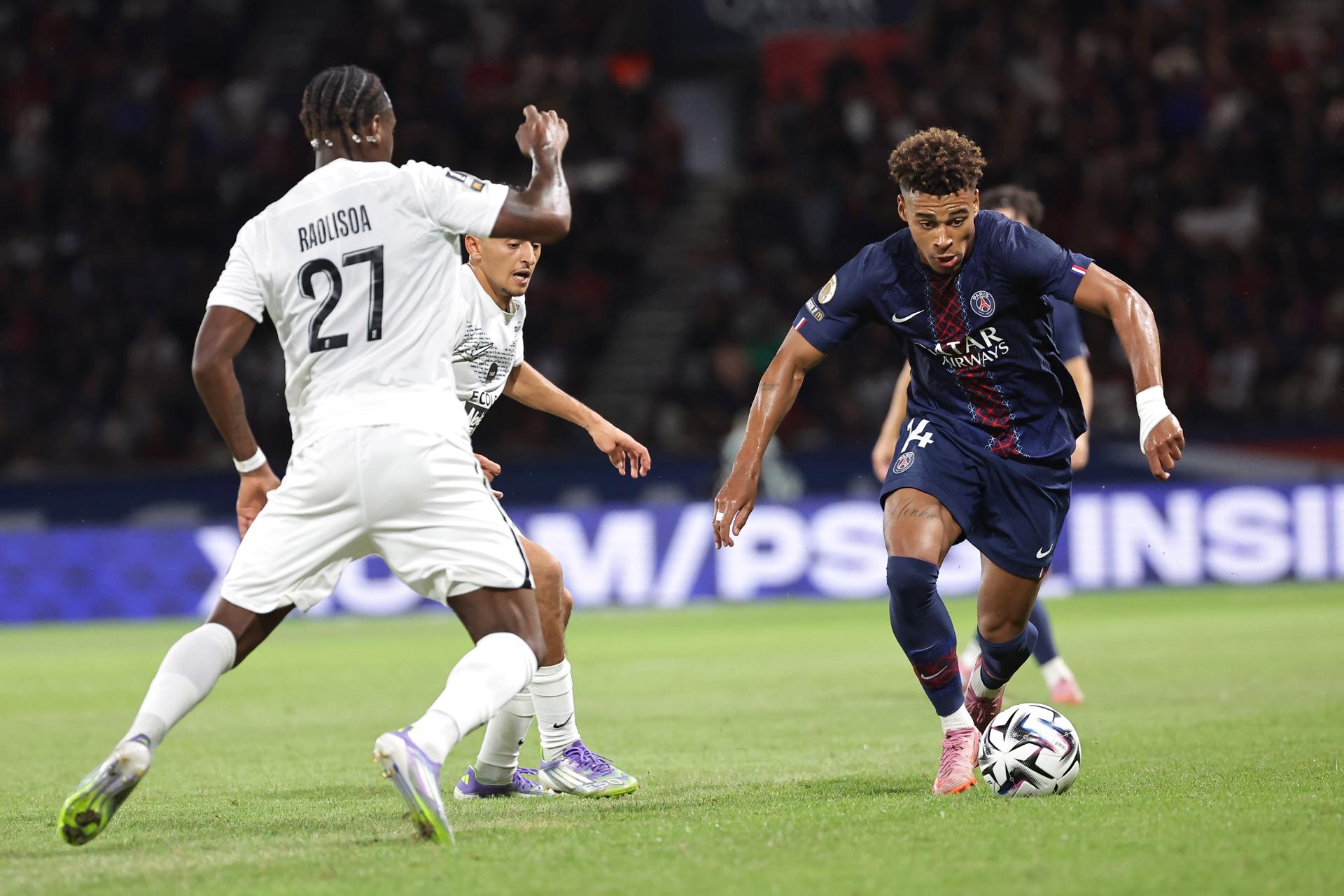 Desire Doue conduce el balón. EFE/EPA/CHRISTOPHE PETIT TESSON 