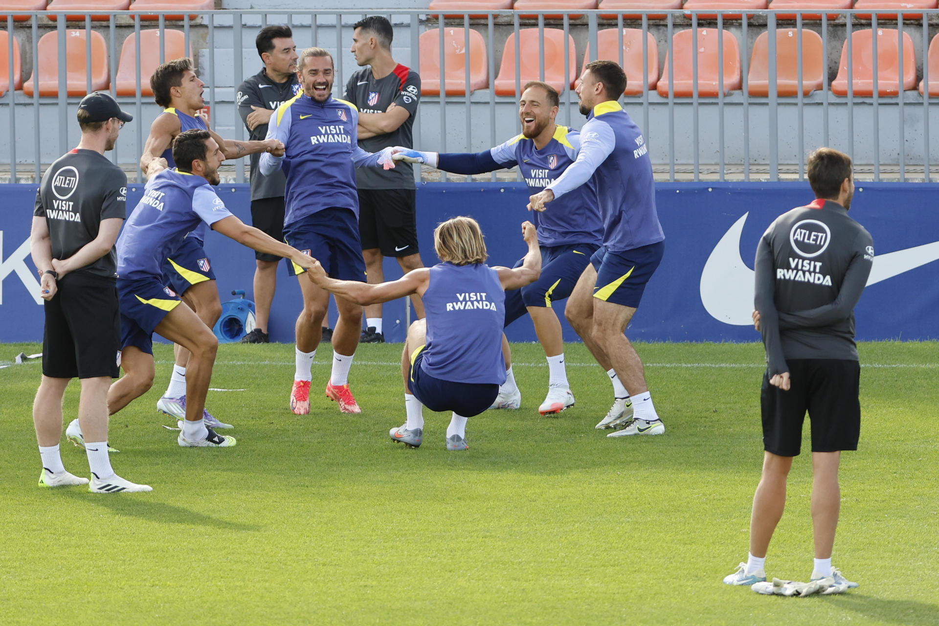 Los jugadores del Atlético de Madrid, durante el entrenamiento de este viernes. EFE/Mariscal