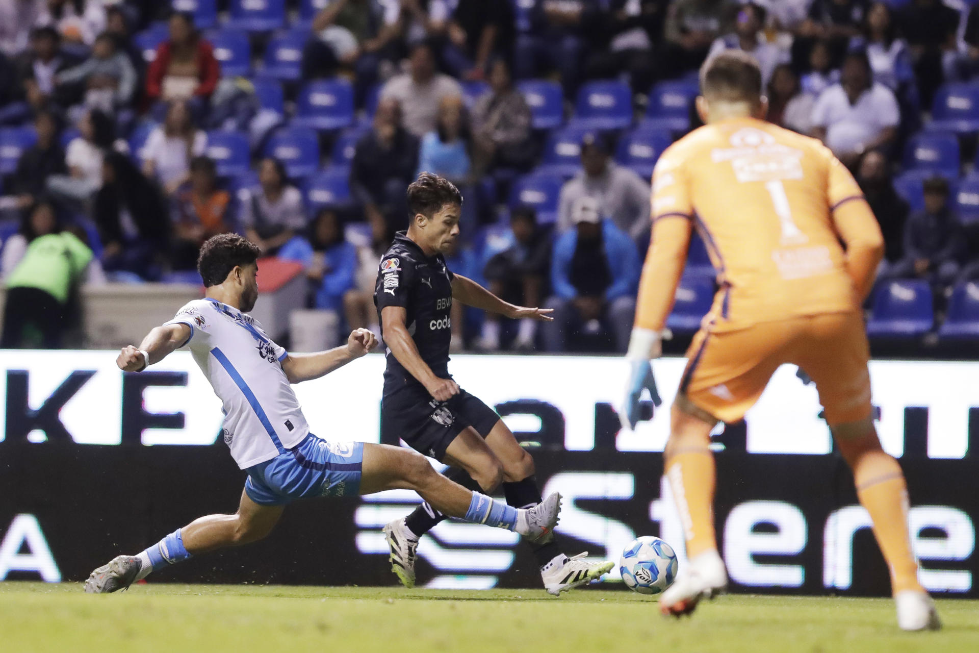 Óliver Torres (C), de Monterrey, regatea a José Pachuca, de Puebla, durante el partido del Torneo Apertura de la Liga MX que ambos equipos disputaron en el Cuauhtemoc Stadium de Puebla. EFE/ Hilda Rios