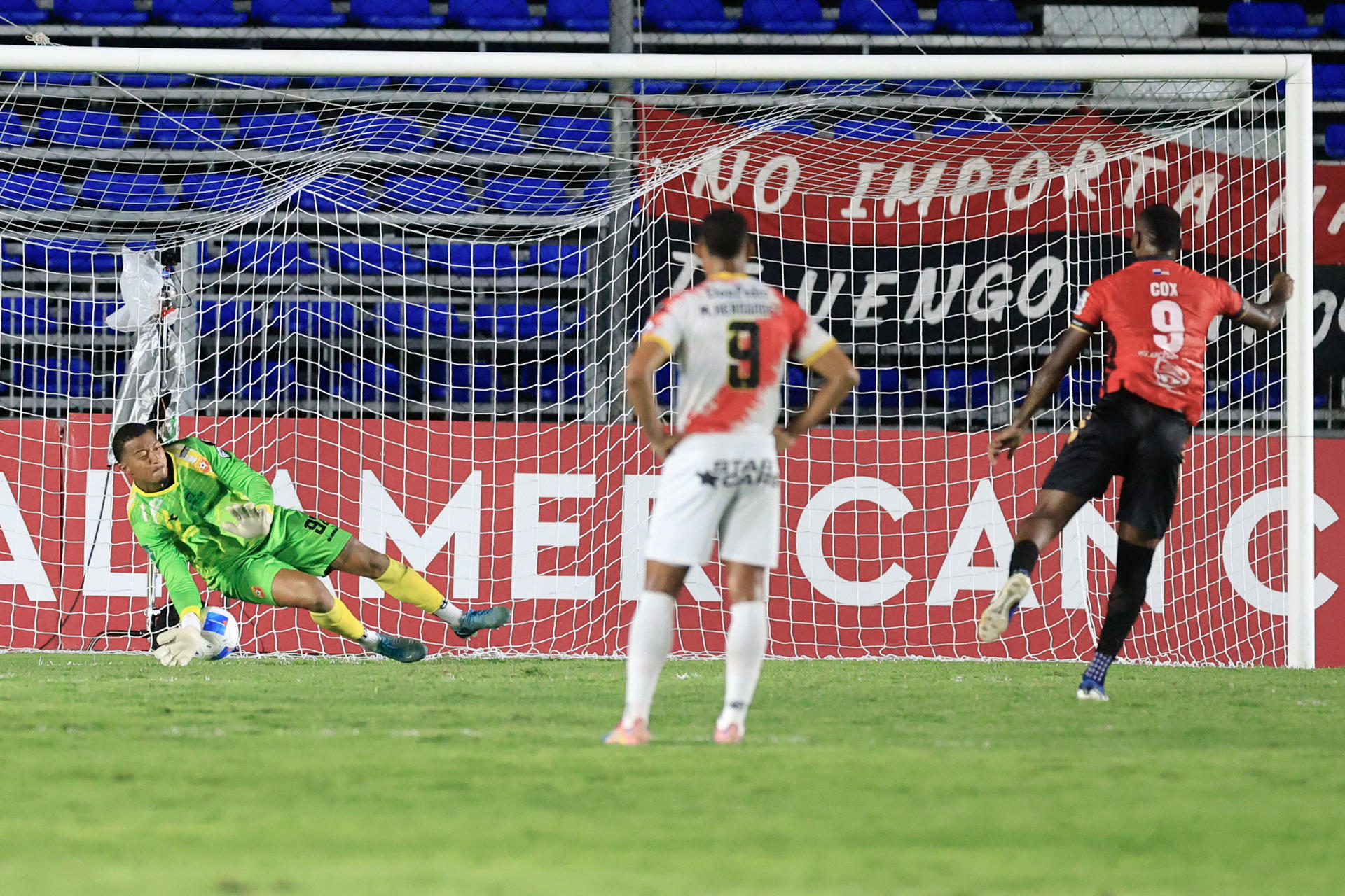 Joseph Cox (d) de San Miguelito anota un gol de penalti este jueves, durante un partido de la fase de grupos de la Copa Centroamericana. EFE/Bienvenido Velasco 