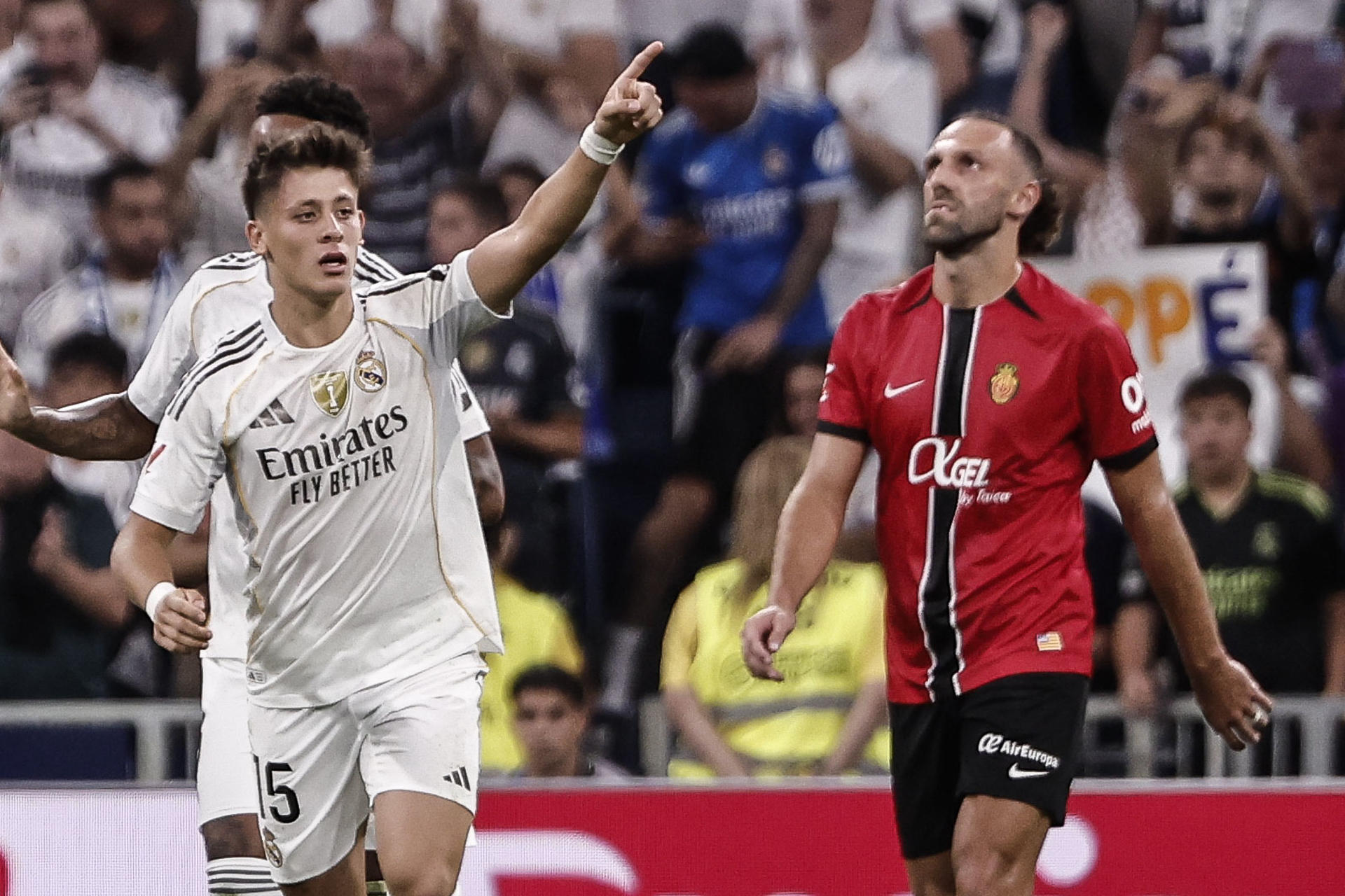 El centrocampista turco del Real Madrid Arda Guler (i) celebra su gol durante el partido de la tercera jornada de LaLiga entre el Real Madrid y el RCD Mallorca, este sábado en el estadio Santiago Bernabéu. EFE/Sergio Pérez 